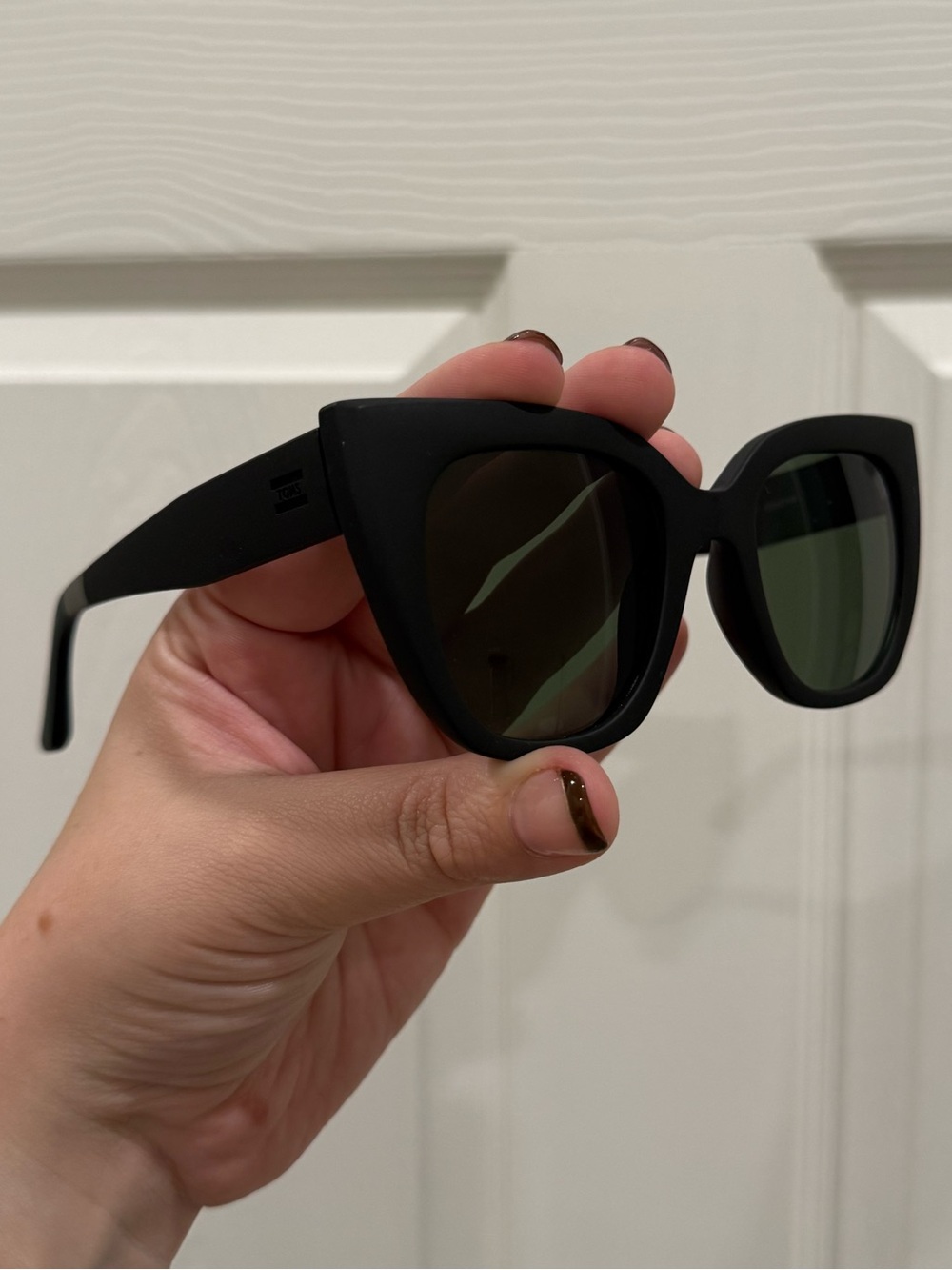 Tom’s Sydney Cat Eye Black Matte Polarized Sunglasses - The Traveler Collection